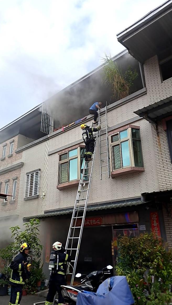 消防人员架梯救出受困顶楼1男1女。(读者提供／吕妍庭嘉义传真)