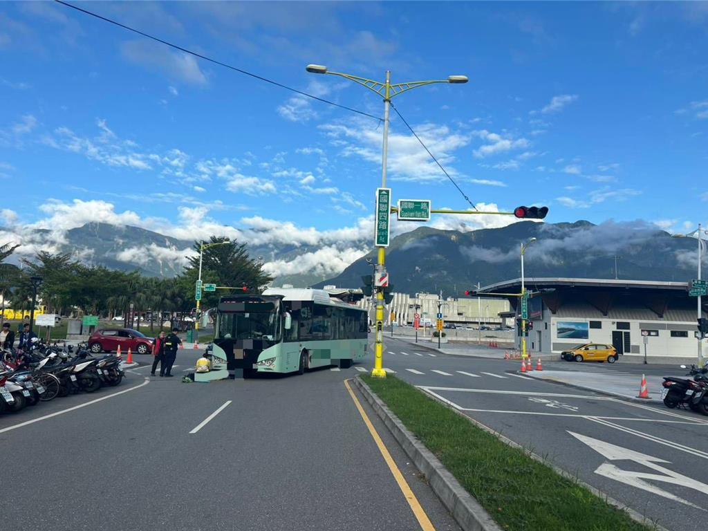 花蓮大客車左轉不慎撞倒 男子卡車底傷勢嚴重