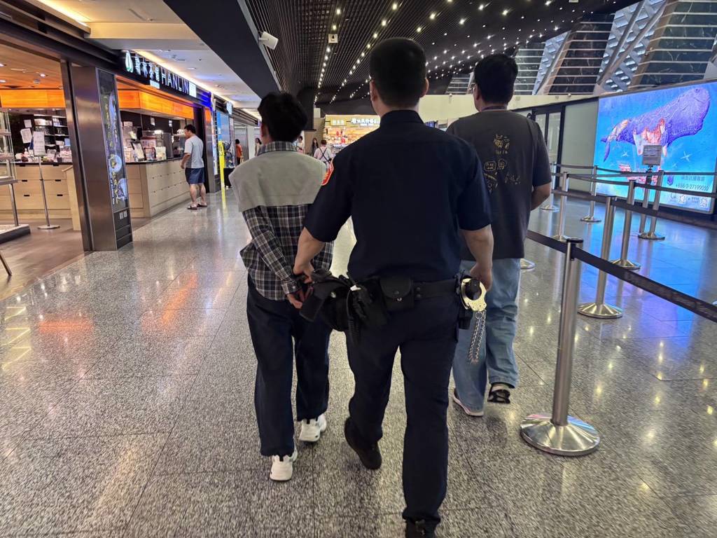 一名泰籍女子以觀光名義來台，竟淪為詐騙車手，在台期間提領高達7萬餘元詐騙款項後即隱匿行蹤。桃園警方經過半個月追查，26日下午在桃園機場登機門前及時攔截。（圖／簡銘柱翻攝）