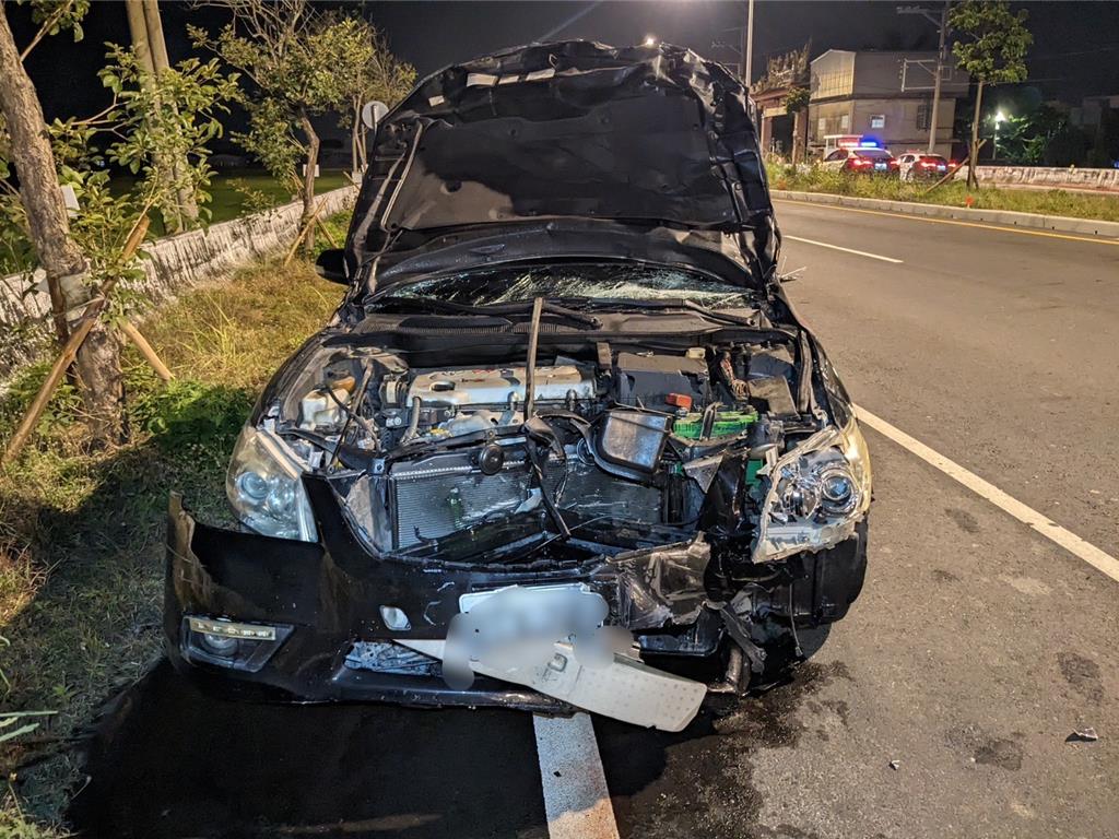 羅男駕駛的汽車車頭嚴重變形,車體碎片噴飛。(民雄分局提供/呂妍庭嘉義傳真)