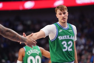 NBA》弗拉格攜手一眉哥、羅素飆破20分 獨行俠終於贏了