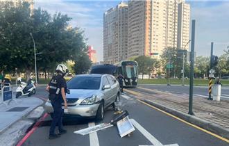 驚！高雄美術館路口車禍　52歲男撞斷輕軌號誌桿