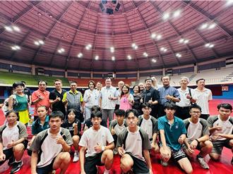 中央官員勘查五甲國小體育館 議員爭取3000萬元修漏水