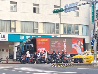 遊動廣告車穿梭鬧區 道安隱憂