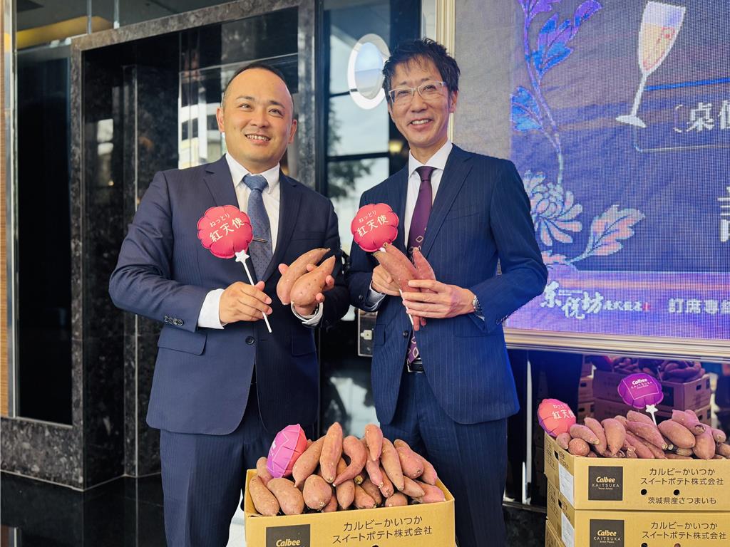 瓜瓜園總經理邱裕祥（左）與日本Calbee KAITSUKA社長安藤國行一起見證台日合作新品。（曹婷婷攝）
