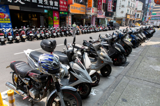 機車停路邊被丟垃圾 她拿起一看感動喊：好愛台灣