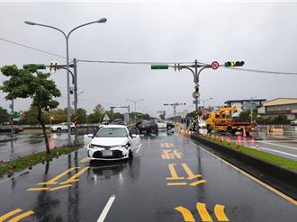 宜蘭車禍傳巨響  轎車猛撞轉圈「安全氣囊爆開」畫面曝