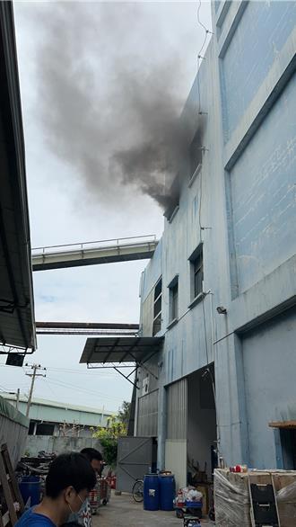 自身難保！嘉市滅火器工廠大火濃煙直竄