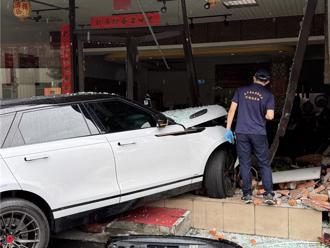 離奇！台中男「頸部刀傷」駕車撞大埔鐵板燒亡  車內搜出開山刀