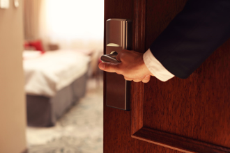 住飯店說「打擾了」恐惹怒好兄弟 命理師教正確做法