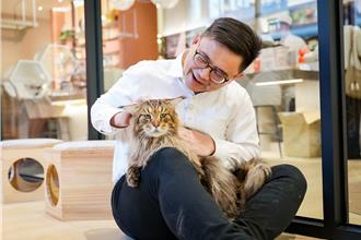 綠營高雄內戰拚政見     邱議瑩提治安、 賴瑞隆抱貓搶鏡