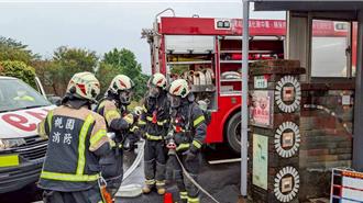 桃園草漯消防「狹小巷弄火警搶救演練」 模擬受困自救