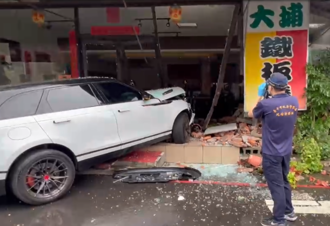 开车中「割喉」撞铁板烧店亡   车内15万现金、护照   查有无第二人