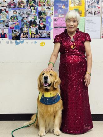 治療犬陪長者走秀 淡水古蹟館推動失智友善成果發表