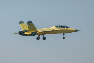  中國大陸開發新款艦載噴射教練機 頗似「雙尾IDF」