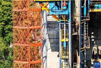 中鐵十一局自主研發「鋼鐵巨人」助力西渝高鐵橋梁智慧化建設