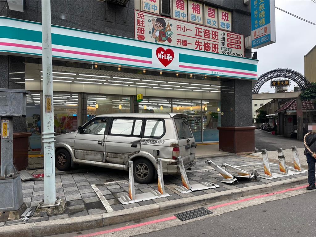 蘆洲區中山一路29日一早發生客貨車衝進超商的事故。(警方提供)