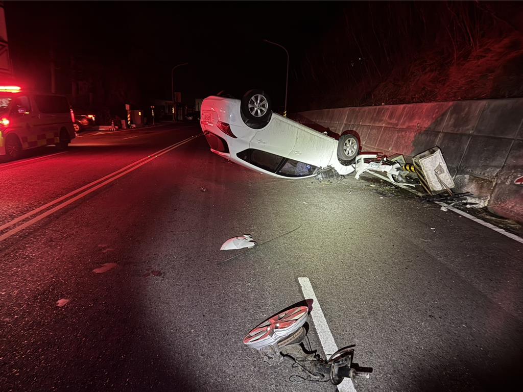 2025年10月29日澎湖縣/29日凌晨在澎縣203號縣道東衛段的酒駕肇事車輛,先撞擊路旁電器設備,再撞上擋土牆翻覆,輪框跟輪胎還直接分開了。(警方提供/許逸民澎湖傳真)