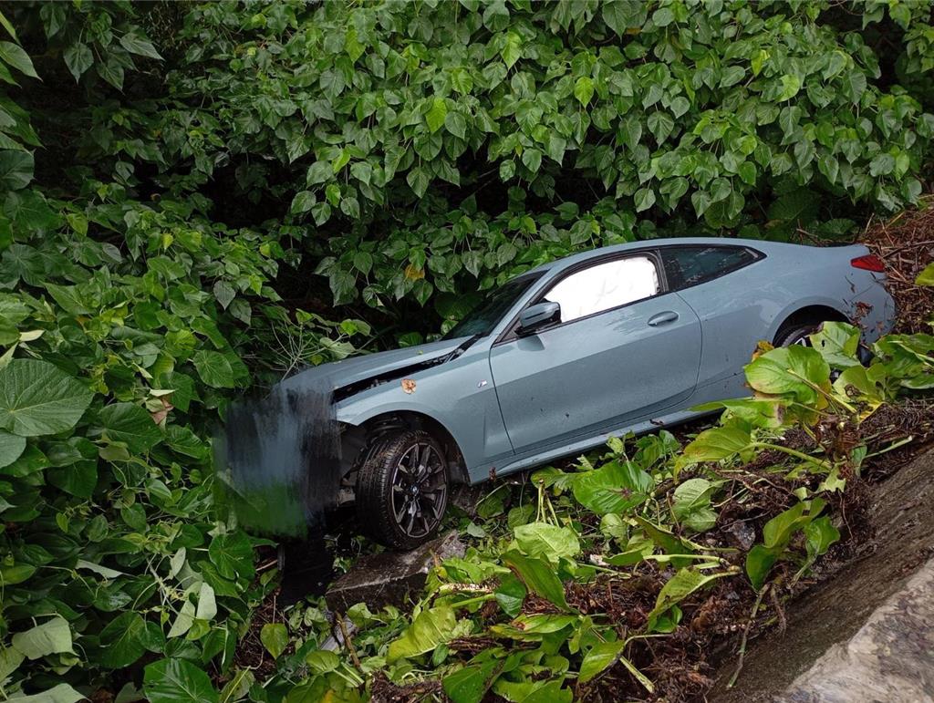 百萬轎車失控衝出道路車輛半毀。(民眾提供)