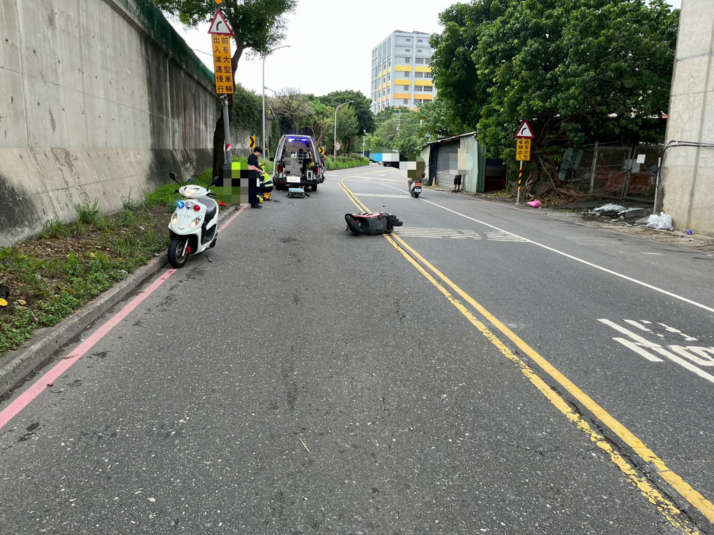 新北市新莊區環漢路上,29日下午1時許,發生騎士疑似自撞的死亡車禍。(翻攝畫面)