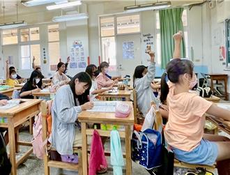 桃園砸1.5億換10萬套課桌椅 中小學8年老舊款明年起汰換