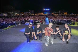 蓝绿罕见同调  桃市府主题曲邀他开唱获满堂彩