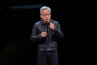 AI美国队长怎能缺席APEC！ 黄仁勋急赴南韩：川普叫我去