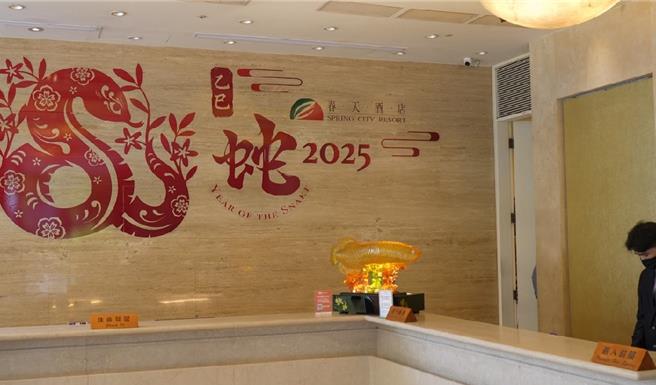 人气网红探访「春天酒店」，享受温泉美景疗癒身心。（臺北网红节提供）