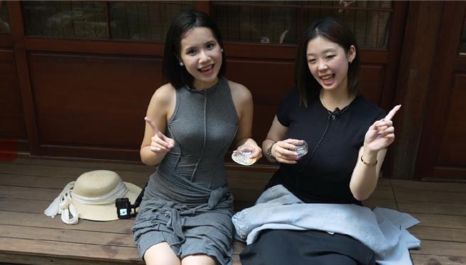 人气网红探访探访「泷乃汤」，一边体验泡脚、一边享受特色小点心。（臺北网红节提供）