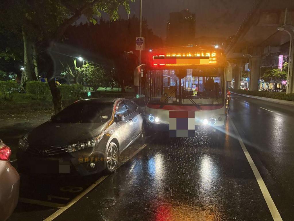 內湖公車爆胎衝撞!千萬保時捷半邊全毀 車主慟:心碎的一天