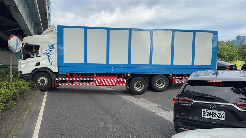 1輛大貨車於30日上班尖峰時間卡在五股中興路往五股方向，造成後面車流壅塞。（警方提供）