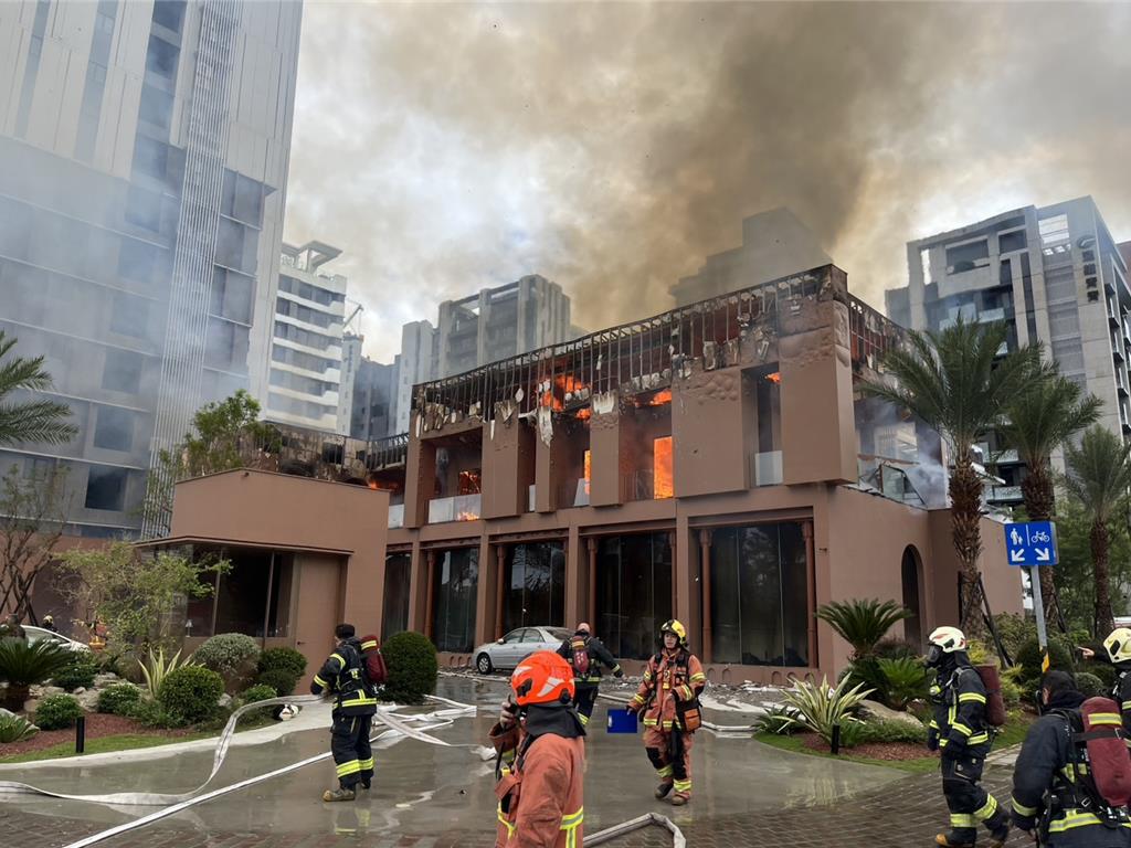 新店區啟文路、央北二路口樣品屋失火，消防人員趕抵灌救。（民眾提供）