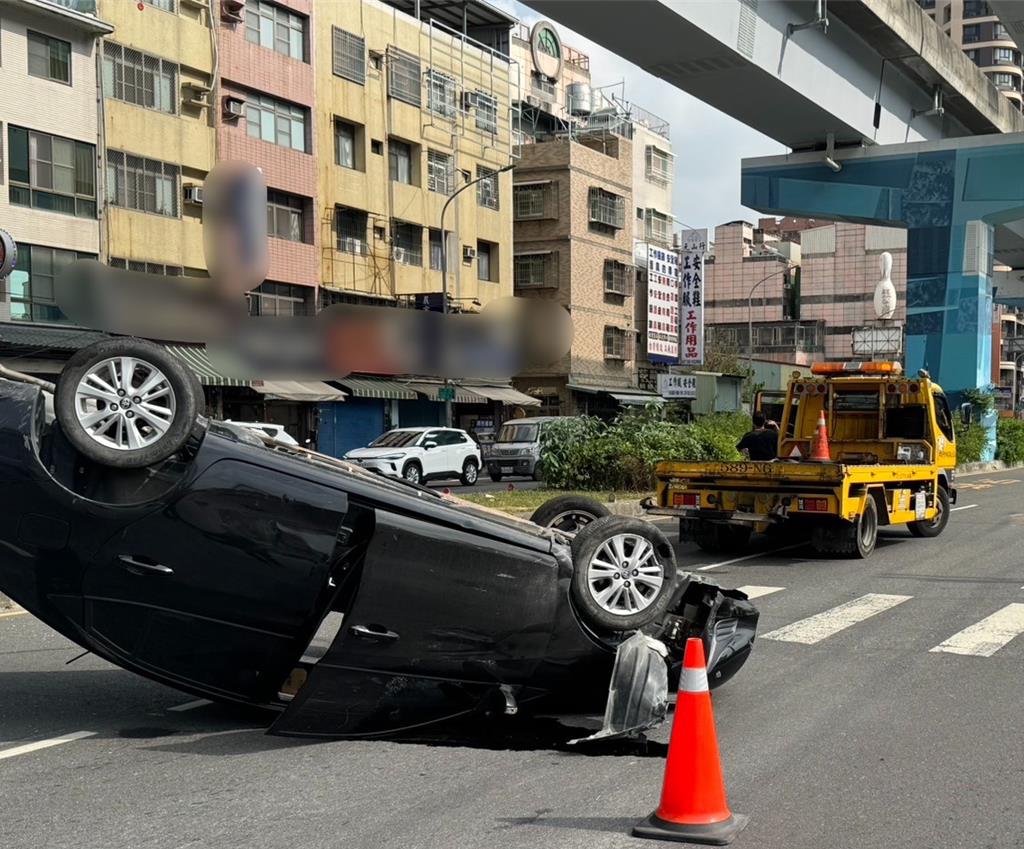 高雄市楠梓區今（30）日上午發生一起自撞事故，21歲馬姓女子駕駛自小客車行經加昌路與區東路口時，疑似精神不濟、未注意路況，車頭撞上分隔島後翻覆，所幸馬女意識清楚，自行脫困，並無明顯傷勢。（高雄市警方提供／林雅惠高雄傳真）