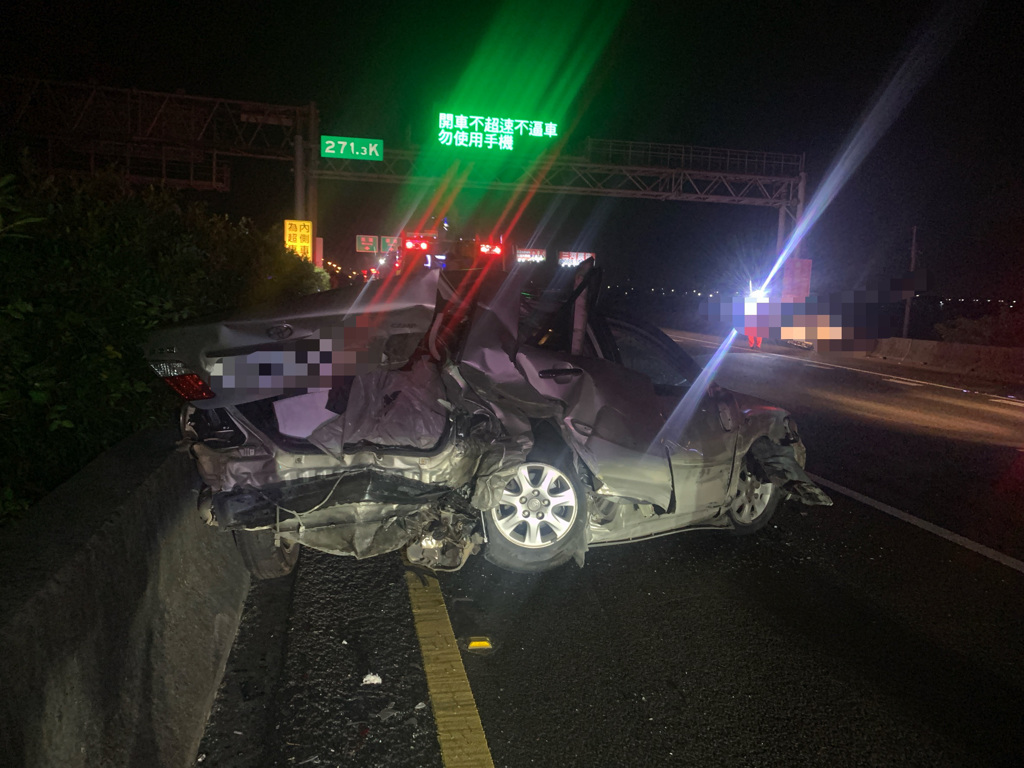 一名何姓駕駛先是輾過車道上的狗屍，導致車輛失控連續撞擊護欄後停於內線，隨後遭謝姓男子駕駛的休旅車從後追撞，造成謝男輕傷送醫。（圖／簡銘柱翻攝）