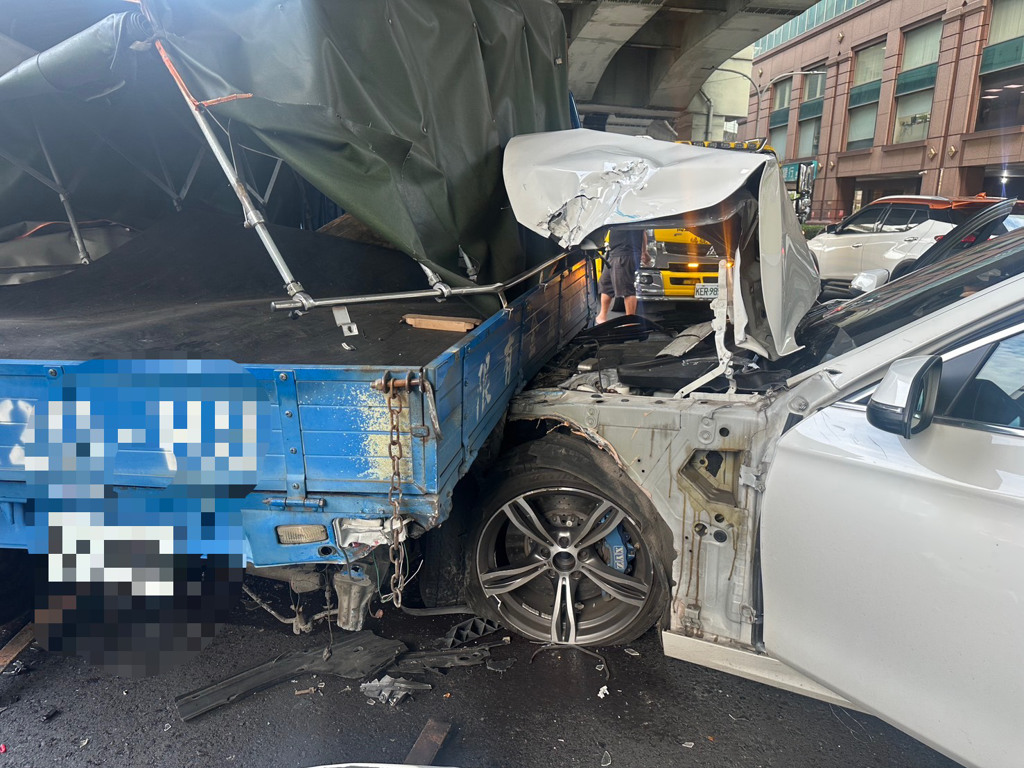 白色轎車駕駛疑似毒駕恍神，導致連環撞擊，車上還被起出k毒，這起車禍害3人送醫。（翻攝畫面）