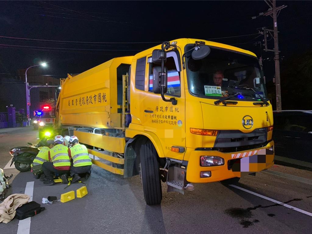 桃園市新屋區中山東路一段發生垃圾車事故，1女子意識模糊，生命徵象不穩，右小腿受有8x3公分撕裂傷及右大腿骨折送醫。（翻攝照片）