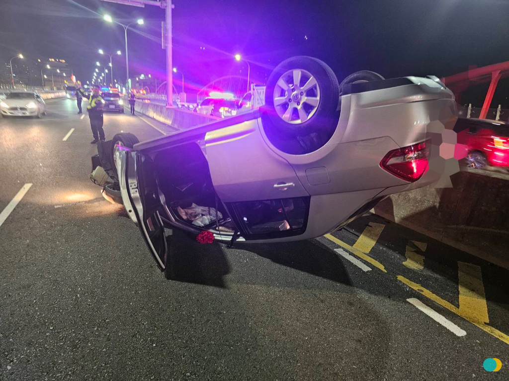 新北市鶯歌區三鶯大橋上，晚間發生車禍翻車事故，無照6旬老翁開車自撞導致2人受傷，事故原因還有待警方釐清。（翻攝畫面）