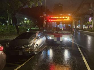 內湖公車爆胎衝撞！千萬保時捷半邊全毀  車主慟：心碎的一天