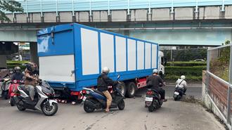 大貨車卡路中花圃  五股中興路塞爆   民眾崩潰了