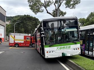 消防隊前驚魂 運將恍神公車剷上分隔島