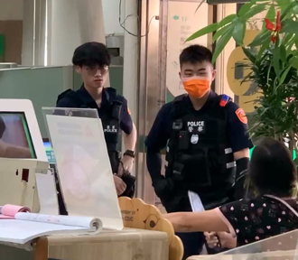 合庫埔里分行驚魂！婦人質疑「存款少4000」狂揮刀   民眾驚逃