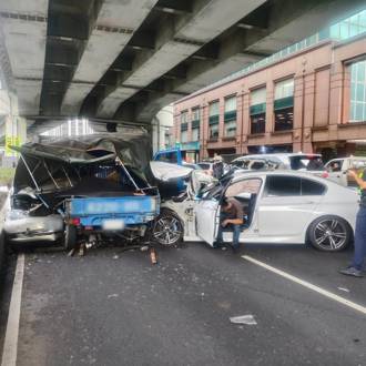 快訊》新莊新北大道3車撞成一團　2人一度受困車上