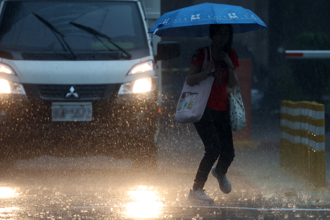 周末可能有颱風生成！今晚變天 雨彈轟2地區又降溫