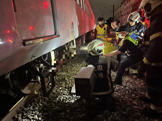 快訊》桃園建國東路平交道民眾侵入　遭自強號撞擊慘死