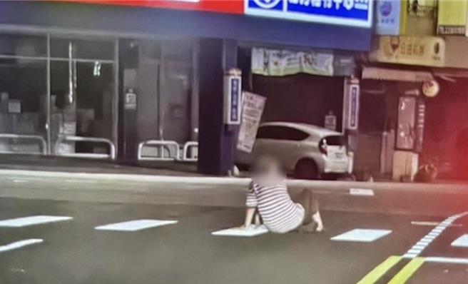 陈姓妇人28日凌晨，行经路口斑马线不慎跌倒，热心民眾合力协助返家。（民眾提供）