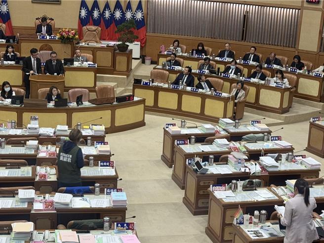 新北市议员陈乃瑜指新北市某私立幼儿园发生教保员疑似不当管教，今（30）日新北市教育局指出，调查结果已在今天出炉，经查许姓、吴姓两名教保员构成不当对待行为，教育局已勒令二人停职，避免与幼生接触。（柯毓庭摄）