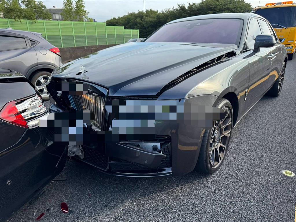 國道1號北上94公里新竹交流道10月31日下午發生3輛自小客車追撞意外，其中1輛勞斯萊斯「幻影」車頭被撞凹、保險桿變形。（民眾提供／王惠慧新竹傳真）