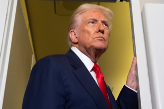 影》川普返美途中遇亂流 笑稱「亞洲風還真強」幽默化解