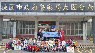 萬聖節萌童出沒大園分局  員警發糖宣導交通安全