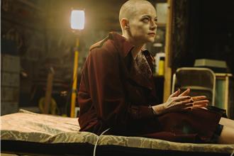 艾瑪史東為新作剃光頭《暴蜂尼亞》5度合作尤格藍西莫